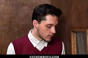 ट्विंक कैथोलिक बॉय राइलैंड किंग्सले को रेडहेड प्रीस्ट डेकोटाह रेड ने बैंग किया