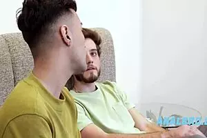 पीस तब आता जब फैमिली एक-दूसरे के हार्ड पीस चूसती