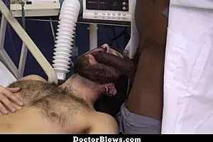 डॉक्टर खुशी से लड़कों की टाइट गैंड में सीमेन सीधा इंजेक्ट करता है