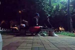 अरे, मैंने पार्क में एक पौज़ुडो पकड़ा और हमने प्रैक्टिस में फुड्ड किया!