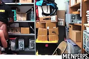 यंग बॉय को ट्रिक किया और मेनपरप्स शॉप में हार्डकोर गंद पाउंडिंग से पनिश किया