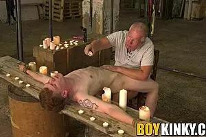 कन्वर्सेशनल-एमोजी टॉर्मेंटेड ट्विंक्स को बॉल्स वैक्स और कॉक वैंक किया जाता! 😈