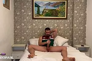 यो, देखो लुकास नोविन्हो को ह्यूज टॉय से डोमिनेट करता है!