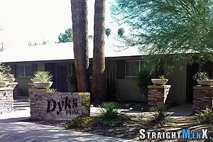 स्ट्रेट ट्विंक्स बाहर हॉट कम के साथ फटते हैं