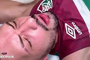 यो, देखो लुकास नोविन्हो को ह्यूज टॉय से डोमिनेट करता है!