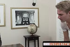 मैं यकीन नहीं कर सकता कि यह ओल्डर मैन अपने क्यूट ट्विंक प्यूपिल को बेड में सीक्रेटली बैंग करता है - सायनक्लेनेटवर्क डॉट कॉम