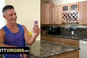 क्यूट ट्विंक अपना पहला स्टेप-डैडी ढूंढता है जो उसे तोड़ दे।