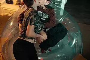 दो मीठे लड़के इन्फ्लेटेबल चेयर शेयर करते हैं मजा के लिए