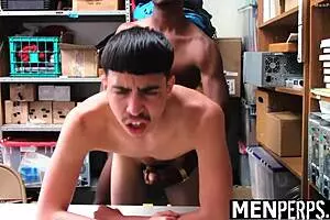यंग बॉय को ट्रिक किया और मेनपरप्स शॉप में हार्डकोर गंद पाउंडिंग से पनिश किया