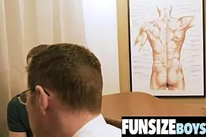 हे, ये मॉन्स्टरकॉक तुम्हारे टाइट 18+ अस को स्ट्रेच कर रहा है, बॉय?