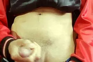 अरे, लिविंग रूम में जर्क करते हुए लगभग पकड़े गए, समझे?