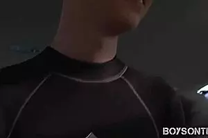 अमेचर क्यूट ट्विंक्स कार चलाते हुए जोर से बांग करते हैं।