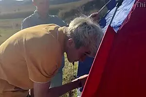 डैडी और स्टीपसन फॉरेस्ट में वाइल्ड टेंट एडवेंचर शेयर करते हैं। उनका टाइट अस प्ले नेचर में अनफोल्ड होता है।