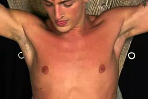 ब्रूटल फक मशीन बंधन में टाइट ट्विंक गंद ड्रिल करती है