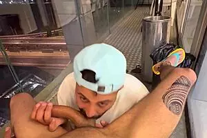 अरे भाई, क्या तुम मिडिल ईस्टर्न बिग लंड को बालकनी पर हॉट ब्लोजॉब के लिए हैंडल कर सकते हो?