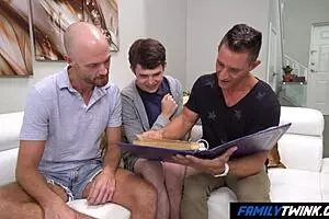 फैमिलीट्विंक स्टेपडैड और अंकल के साथ पुराने समय वापस लाता है