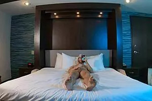 अरे वाह, होटल रूम में अकेले मुठ क्यों मार रहे?