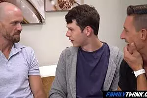 फैमिलीट्विंक स्टेपडैड और अंकल के साथ पुराने समय वापस लाता है