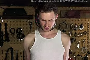 ड्यूड, यह रेस्ट्रेन्ड जॉक विशाल लंड के साथ बीडीएसएम डंजन में बेयरबैक चोदा गया