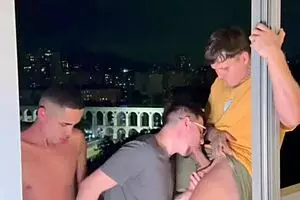 नर्ड टू मसिव कॉक्स के नीचे सर्फर करता है और कम शॉवर मिलता है