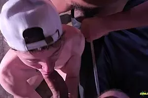 दो मोटे लंडों वाला हॉट गे थ्रीसम, चीकने के मुँह में कम झाड़ा