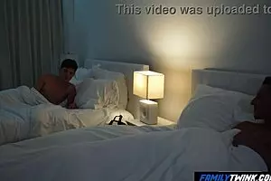 फैमिलीट्विंक होटल में स्टेप-डैड के साथ वाइल्ड नाइट शेयर करता है