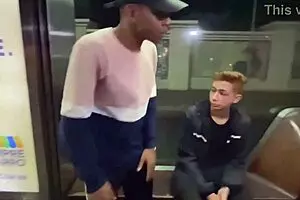 नोविन्हो डोटाडो मोन्स्टर लंड से बस स्टॉप पर हार्ड स्लैम पब्लिक आउटडोर में!