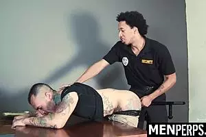 सस्पेक्ट हॉर्नी गे ऑफिसर को गेराज पनिशमेंट में सबमिट करता है