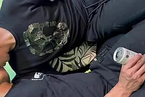 हमने बीयर से शुरू किया, फिर बट्स सूंघते और चाटते रहे!