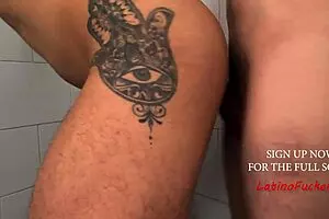 होमलेस से बेडमेट तक: यूरोप में हॉटेस्ट लैटिनो बेयरबैक रेंट डील