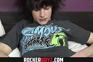 हे दोस्त, यह इमो ट्विंक अपने पागल लंड को हिलाते देख