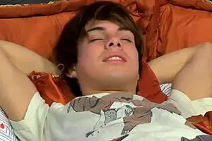 ट्विंक्स इंटेंस फुट फेटिश शेयर कर रहे हैं बेयरबैक कम प्ले के साथ