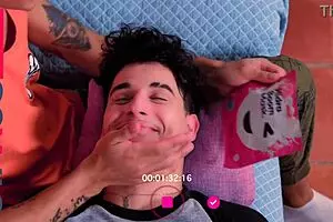 बॉयफ्रेंड के साथ स्किनकेयर सेशन हॉट फकिंग में बदलता है