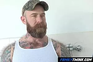 फैमिली ट्विंक - रेड वाइकिंग फादर अपने लिटिल ट्विंक बॉय को रॉ एक्शन में स्लैम करता है