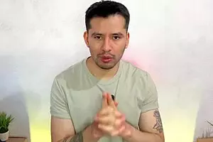 बैरिस्टा बॉस नए कैफे एम्प्लॉयी को फोर्स करता है उसके ह्यूज कॉक को सक्शन करने के लिए स्टोरेज में