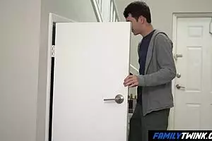 फैमिलीट्विंक स्टेपडैड और अंकल के साथ पुराने समय वापस लाता है