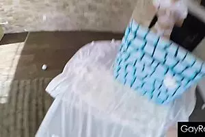 डैम, दो ट्विंक्स डॉर्म में स्नोबॉल फाइट के बाद बॉल्स एम्प्टी करते हैं!