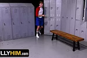 अरे, नया ट्विंक, लॉकर रूम में रफ सबमिशन के लिए तैयार? उस भूखे बुली से पाउंडेड हो रहा है!