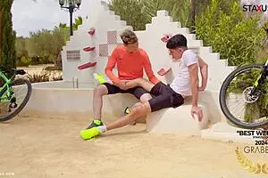 स्टैक्सस हॉट बाइसाइक्लिस्ट इमरजेंसी स्टॉप पर ब्लो जॉब के लिए रेसिस्ट नहीं कर सकते!