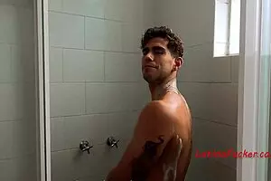 होमलेस से बेडमेट तक: यूरोप में हॉटेस्ट लैटिनो बेयरबैक रेंट डील