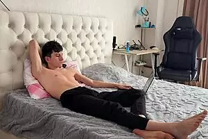 दोस्त ने मुझे गे पॉर्न देखते हुए हिलाते हुए पकड़ा, अगला क्या हुआ?