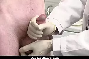 डॉक्टर मरीज पर टेस्टोस्टेरोन के लिए स्पेशल बेअरबैक तरीका यूज करता है