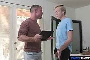 फैमिलीट्विंक स्टोरी: यंग 18+ गाय स्टेपडैड की पिक्स पर हस्तमैथुन करता, डीपथ्रोट और डॉगीस्टाइल बेंगिंग से हॉट