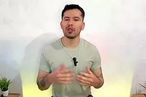 बैरिस्टा बॉस नए कैफे एम्प्लॉयी को फोर्स करता है उसके ह्यूज कॉक को सक्शन करने के लिए स्टोरेज में