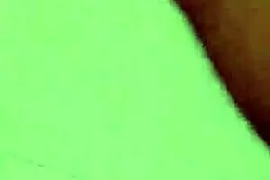 होमलेस से बेडमेट तक: यूरोप में हॉटेस्ट लैटिनो बेयरबैक रेंट डील