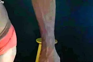 गेंदों पर लात मारना