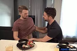 फैमिलीट्विंक - डैड, मुझे हार्ड चोदने के बाद फोन दे