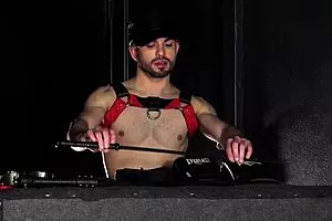 ड्यूड, यह रेस्ट्रेन्ड जॉक विशाल लंड के साथ बीडीएसएम डंजन में बेयरबैक चोदा गया