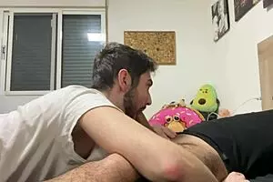 अरे, मैंने अपने स्ट्रेट दोस्त को बुलाया कि वो मुझे चूसे और उसके मुंह में खत्म करे