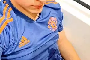 वाओ! क्यूट फ्रेंच बॉय फेस पर पिस करता है और जोर से कम करता है